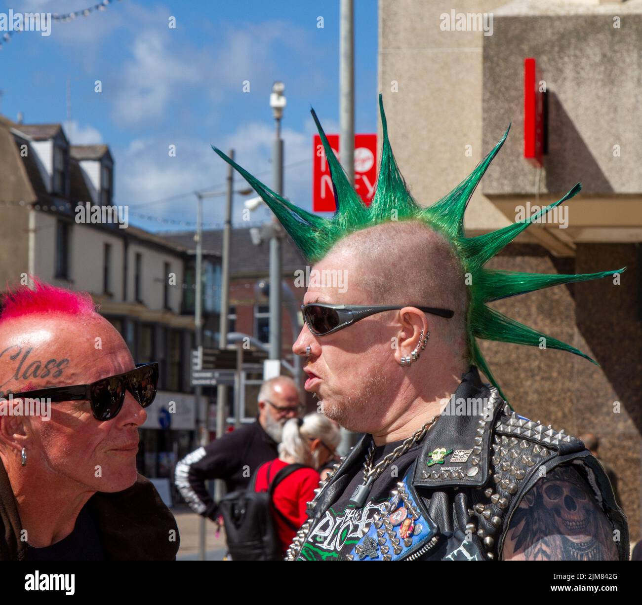 Punk Rocker porte une veste à pointes en cuir de métal lourd à Blackpool, Lancashire, Royaume-Uni. 4th août 2022. La sous-culture punk, les idéologies, la mode, avec des coiffures mohican teints et la coloration au festival Punk Rebellion aux jardins d'hiver. Une protestation contre les attitudes et les comportements conventionnels, un choc des cultures anti-establishment, des mohawks, des épingles de sécurité et une charge d'attitude à la ville de bord de mer tandis que les punks participant au festival annuel de musique rock Rebellion aux jardins d'hiver se côtoient avec les vacanciers traditionnels. Banque D'Images