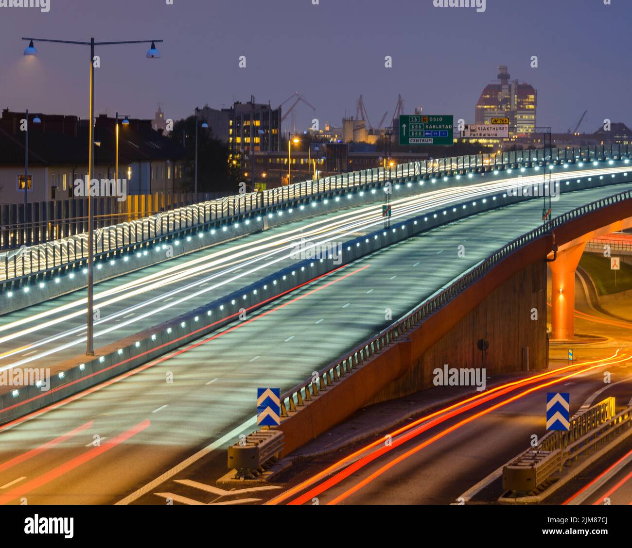 Le soir, le pont-carte de la ville est illuminé et les sentiers sont éclairés Banque D'Images
