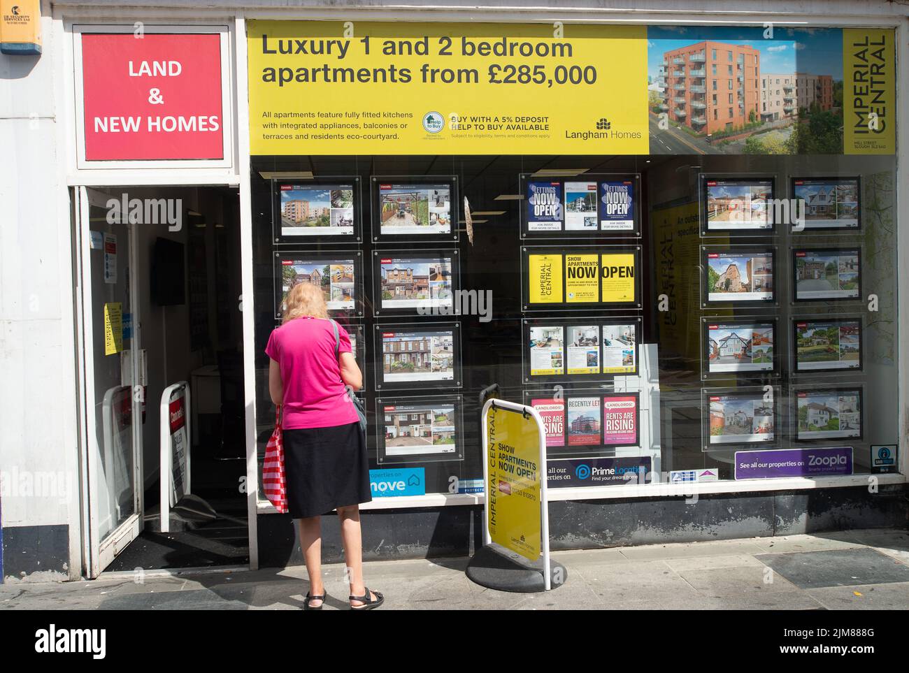Slough, Berkshire, Royaume-Uni. 4th août 2022. Une dame regarde dans la fenêtre d'un agent immobilier à Slough. La Banque d'Angleterre a annoncé une augmentation des taux d'intérêt de 0,5% à mesure que la crise du coût de la vie s'aggrave et que l'inflation devrait atteindre 13% à l'automne. Bien que de nombreux détenteurs de prêts hypothécaires soient sur un marché à taux fixe, certains qui ne sont pas touchés par l'augmentation des taux hypothécaires. Cela peut également ralentir le marché de l'immobilier. Crédit : Maureen McLean/Alay Live News Banque D'Images