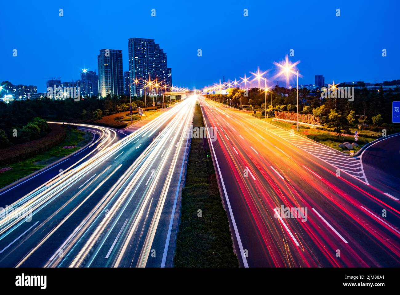 Prise de vue en longue exposition d'une autoroute éclairée par des lumières colorées Banque D'Images