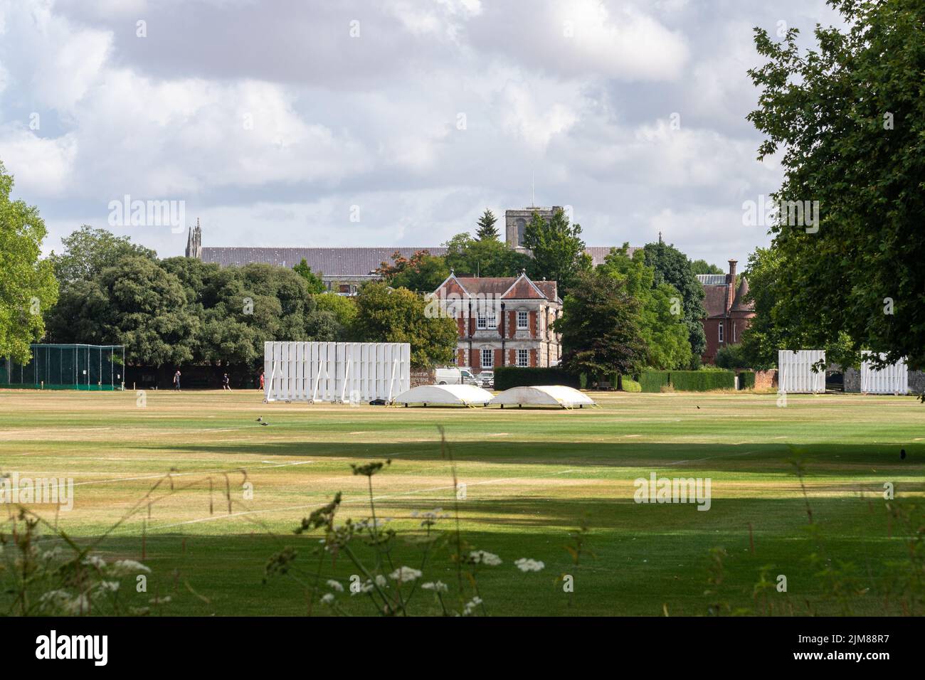 Vue sur les terrains de jeu et les installations sportives de Winchester College, le parc, Winchester, Hampshire, Angleterre, ROYAUME-UNI Banque D'Images