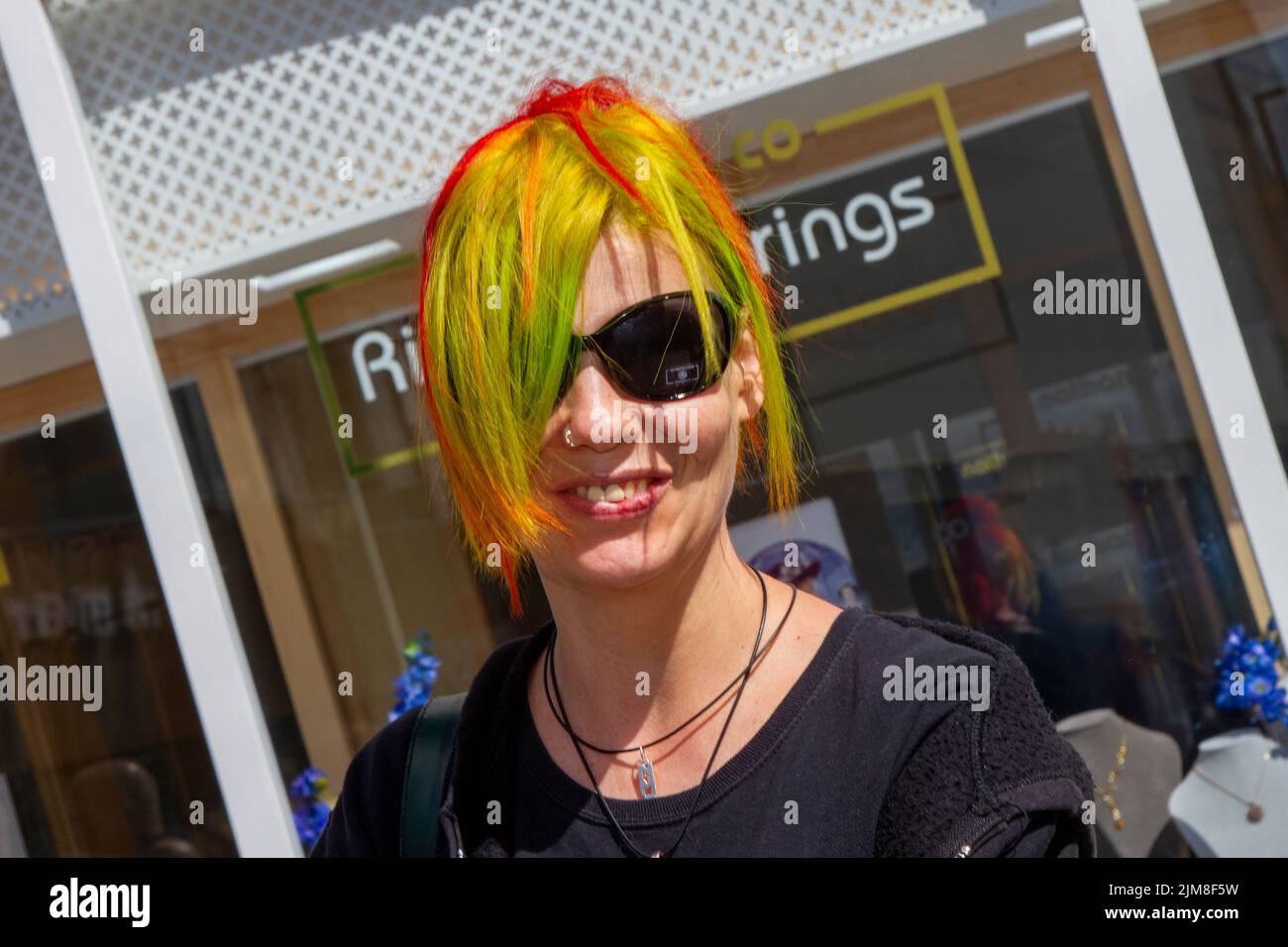 Blackpool, Lancashire, Royaume-Uni. 4th août 2022. La sous-culture punk, les idéologies, la mode, avec des coiffures mohican teints et la coloration au festival Punk Rebellion aux jardins d'hiver. Une protestation contre les attitudes et les comportements conventionnels, un choc des cultures anti-establishment, des mohawks, des épingles de sécurité et une charge d'attitude à la ville de bord de mer tandis que les punks participant au festival annuel de musique rock Rebellion aux jardins d'hiver se côtoient avec les vacanciers traditionnels. Banque D'Images