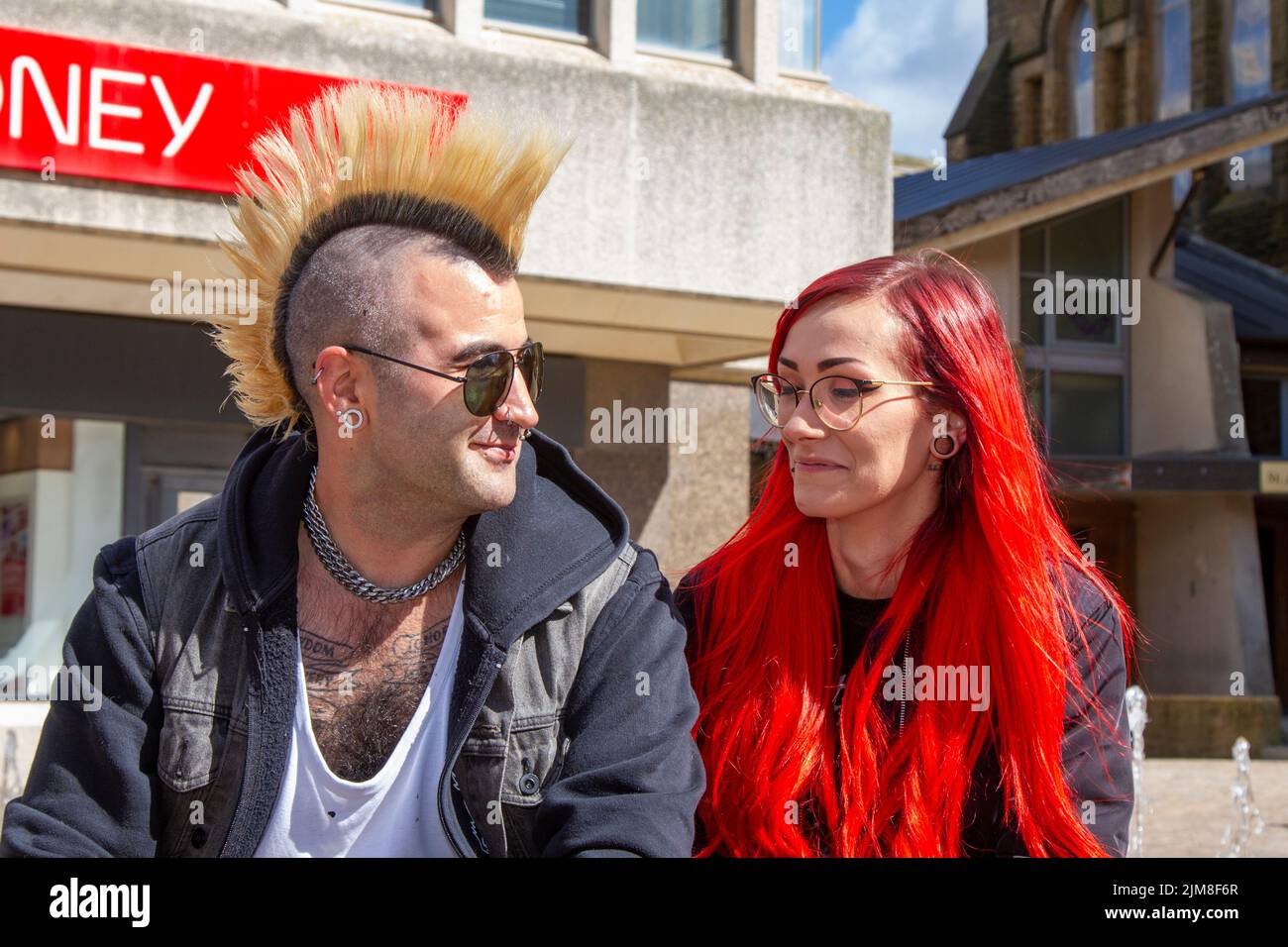 Blackpool, Lancashire, Royaume-Uni. 4th août 2022. La sous-culture punk, les idéologies, la mode, avec des coiffures mohican teints et la coloration au festival Punk Rebellion aux jardins d'hiver. Une protestation contre les attitudes et les comportements conventionnels, un choc des cultures anti-establishment, des mohawks, des épingles de sécurité et une charge d'attitude à la ville de bord de mer tandis que les punks participant au festival annuel de musique rock Rebellion aux jardins d'hiver se côtoient avec les vacanciers traditionnels. Banque D'Images