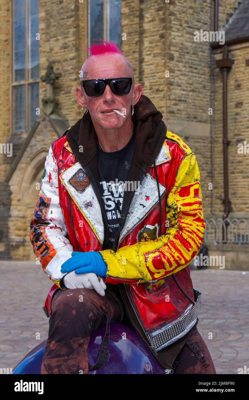 Michael de Blackpool portant une veste peinte à la main dans le Lancashire, Royaume-Uni. Août 2022. La sous-culture punk, les idéologies, la mode, avec des coiffures mohican teints et la coloration au festival Punk Rebellion aux jardins d'hiver. Une protestation contre les attitudes et les comportements conventionnels, un choc des cultures anti-establishment, des mohawks, des épingles de sécurité et une charge d'attitude à la ville de bord de mer tandis que les punks participant au festival annuel de musique rock Rebellion aux jardins d'hiver se côtoient avec les vacanciers traditionnels. Banque D'Images