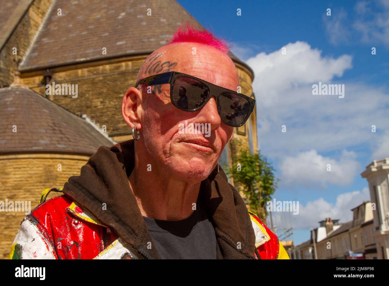 Michael de Blackpool portant une veste peinte à la main dans le Lancashire, Royaume-Uni. Août 2022. La sous-culture punk, les idéologies, la mode, avec des coiffures mohican teints et la coloration au festival Punk Rebellion aux jardins d'hiver. Une protestation contre les attitudes et les comportements conventionnels, un choc des cultures anti-establishment, des mohawks, des épingles de sécurité et une charge d'attitude à la ville de bord de mer tandis que les punks participant au festival annuel de musique rock Rebellion aux jardins d'hiver se côtoient avec les vacanciers traditionnels. Banque D'Images