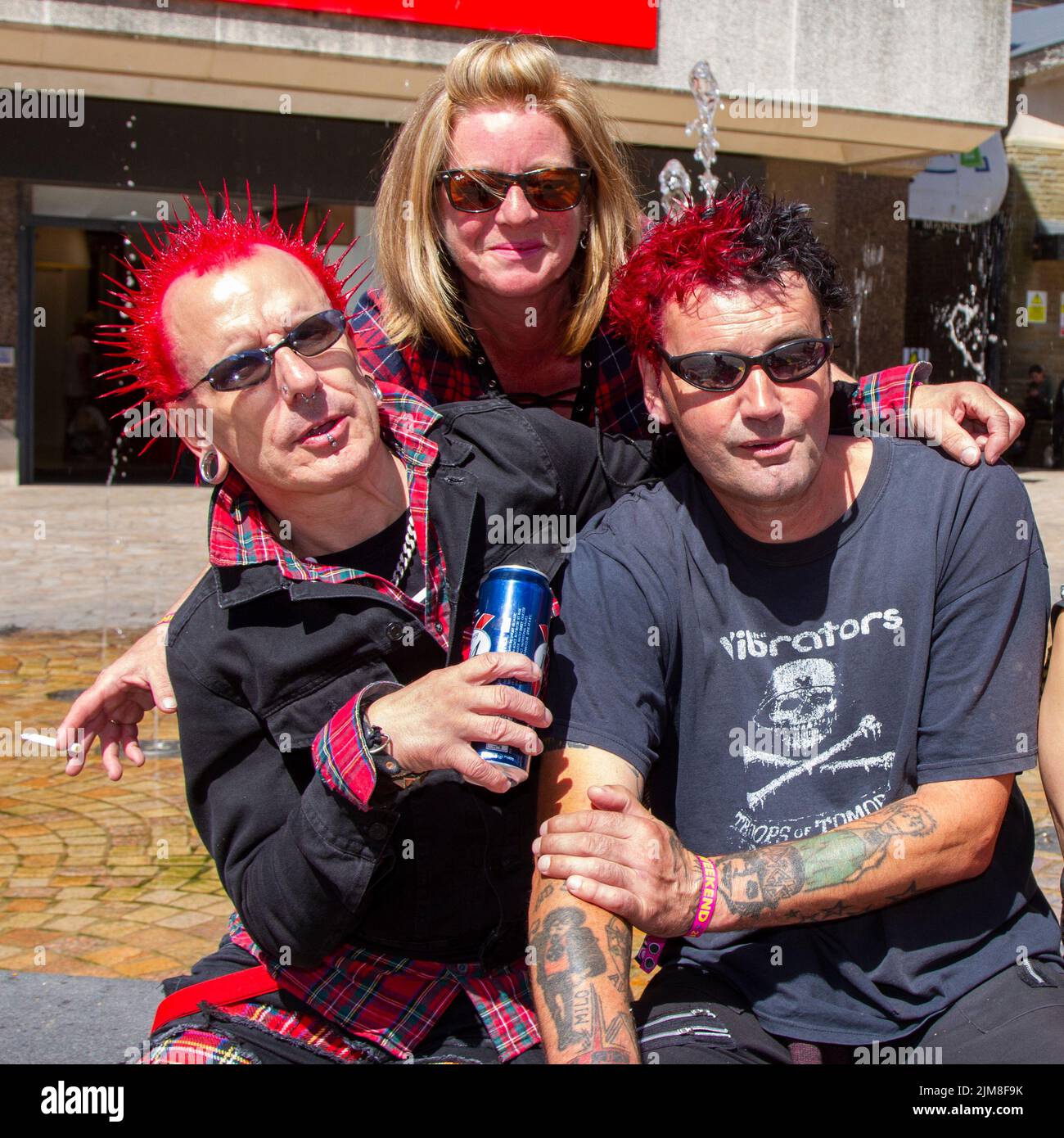 Blackpool, Lancashire, Royaume-Uni. 4th août 2022. La sous-culture punk, les idéologies, la mode, avec des coiffures mohican teints et la coloration au festival Punk Rebellion aux jardins d'hiver. Une protestation contre les attitudes et les comportements conventionnels, un choc des cultures anti-establishment, des mohawks, des épingles de sécurité et une charge d'attitude à la ville de bord de mer tandis que les punks participant au festival annuel de musique rock Rebellion aux jardins d'hiver se côtoient avec les vacanciers traditionnels. Banque D'Images