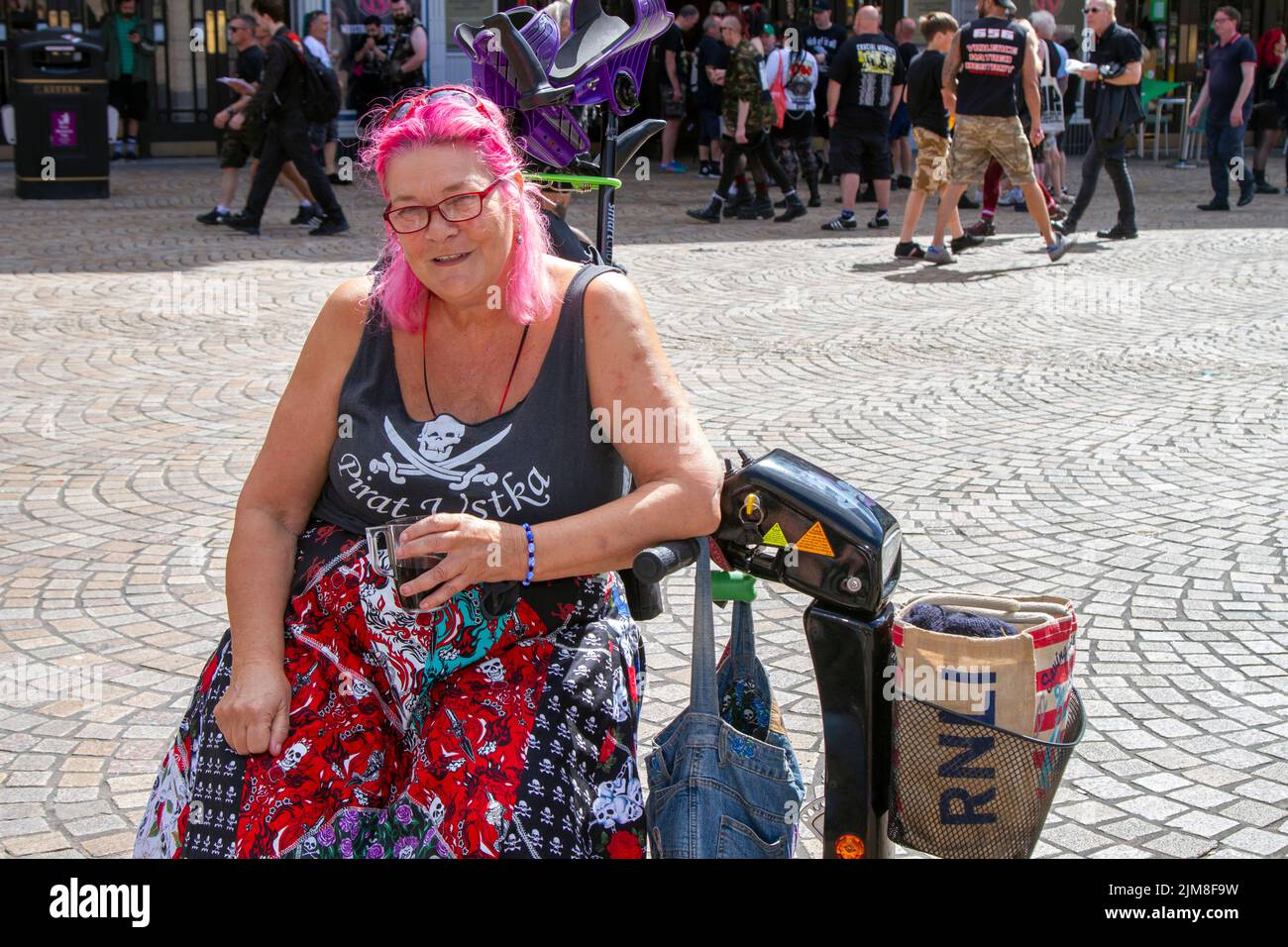 Blackpool, Lancashire, Royaume-Uni. 4th août 2022. La sous-culture punk, les idéologies, la mode, avec des coiffures mohican teints et la coloration au festival Punk Rebellion aux jardins d'hiver. Une protestation contre les attitudes et les comportements conventionnels, un choc des cultures anti-establishment, des mohawks, des épingles de sécurité et une charge d'attitude à la ville de bord de mer tandis que les punks participant au festival annuel de musique rock Rebellion aux jardins d'hiver se côtoient avec les vacanciers traditionnels. Banque D'Images