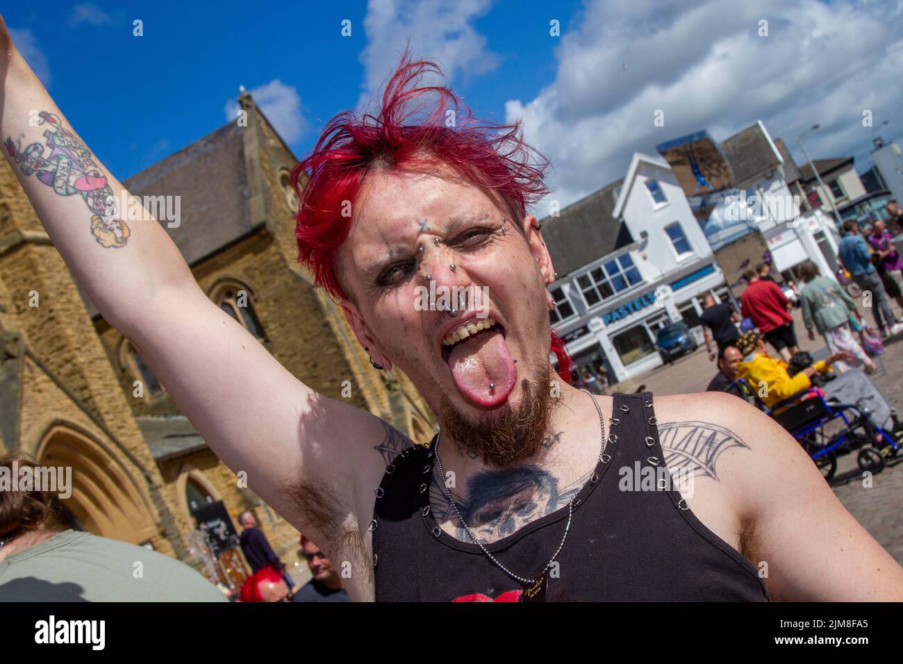 Blackpool, Lancashire, Royaume-Uni. 4th août 2022. La sous-culture punk, les idéologies, la mode, avec des coiffures mohican teints et la coloration au festival Punk Rebellion aux jardins d'hiver. Une protestation contre les attitudes et les comportements conventionnels, un choc des cultures anti-establishment, des mohawks, des épingles de sécurité et une charge d'attitude à la ville de bord de mer tandis que les punks participant au festival annuel de musique rock Rebellion aux jardins d'hiver se côtoient avec les vacanciers traditionnels. Banque D'Images
