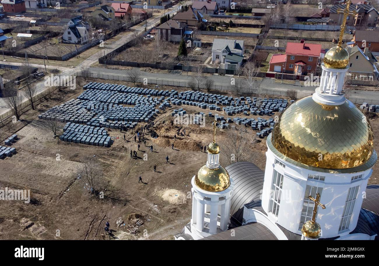 Le PIC montre la tombe des villageois tués lors de l'invasion et de l'occupation par les forces russes à Bucha, sur le terrain de l'église orthodoxe de Saint-Andrew Pervozvannoho tous les Saints, Bucha Banque D'Images