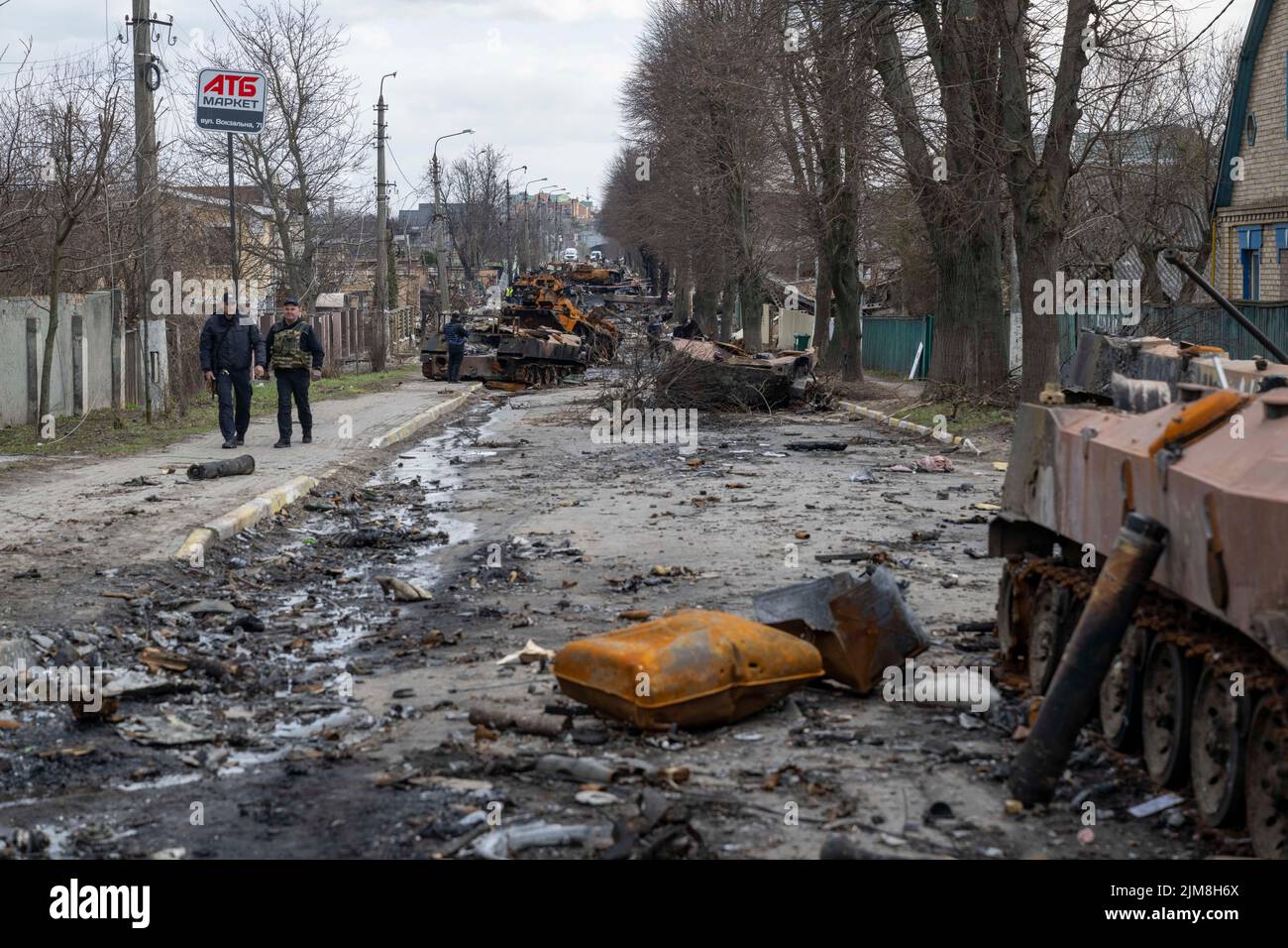 La photo montre la destruction dans la ville de Bucha près de Kiev qui a été occupée par les forces russes en février et mars Banque D'Images