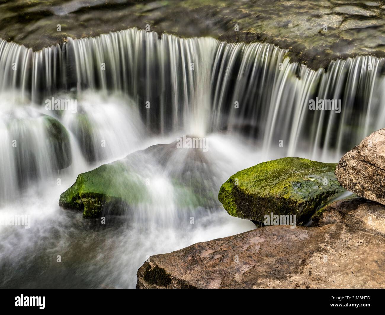 Détail de Lower Force, la section la plus basse des chutes Aysgarth, sur la rivière Ure à Wensleydale, dans le North Yorkshire. Banque D'Images