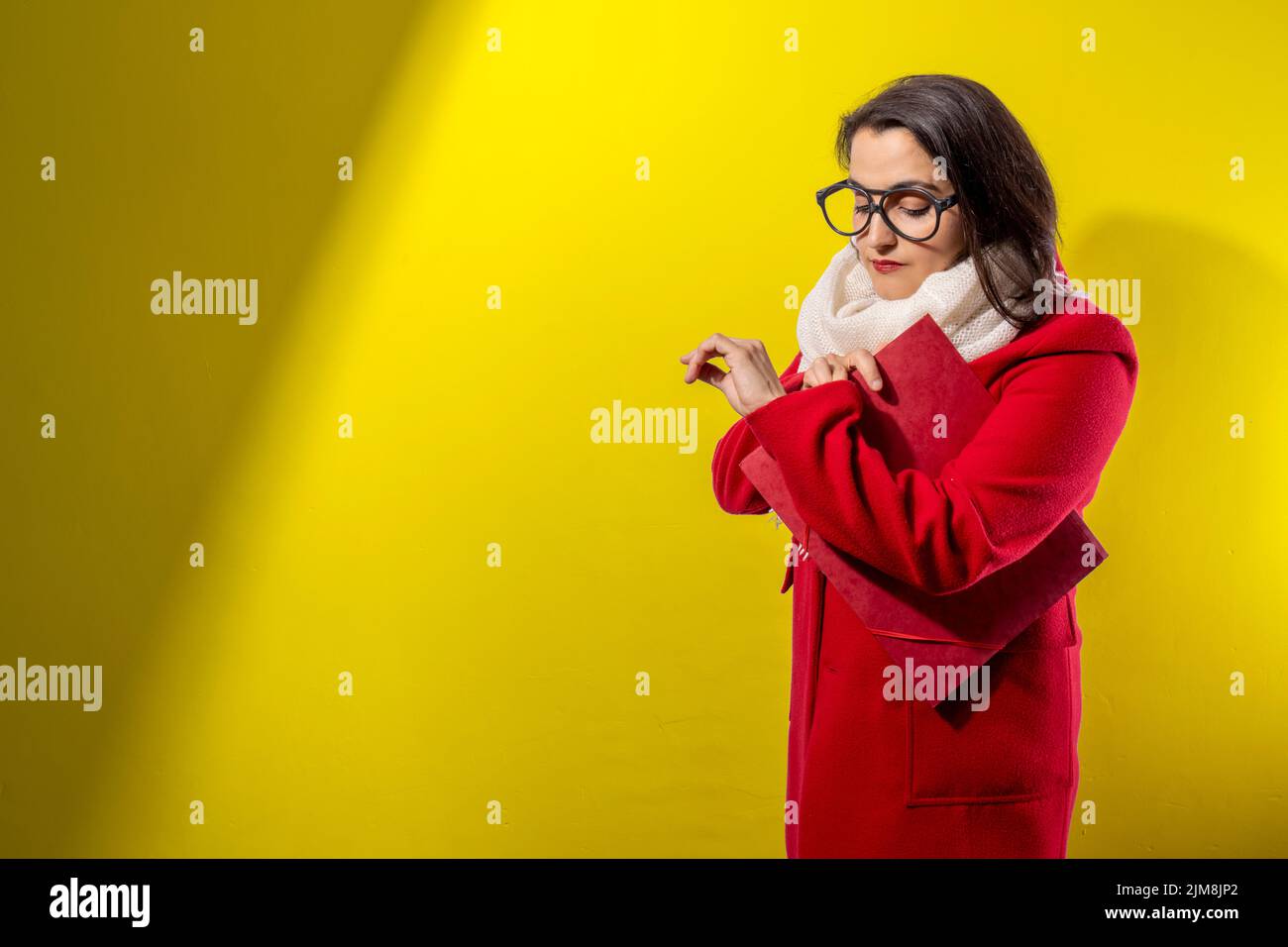 Enseignant en attente de commencer l'année scolaire. Fond jaune Banque D'Images