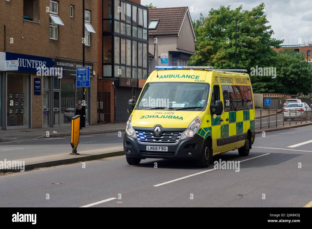 Slough, Royaume-Uni. 4th août 2022. Une ambulance d'urgence du NHS sur le A4 à Slough. Bien que le nombre de cas positifs de Covid-19 soit en baisse, le NHS est encore sous pression. Crédit : Maureen McLean/Alay Banque D'Images