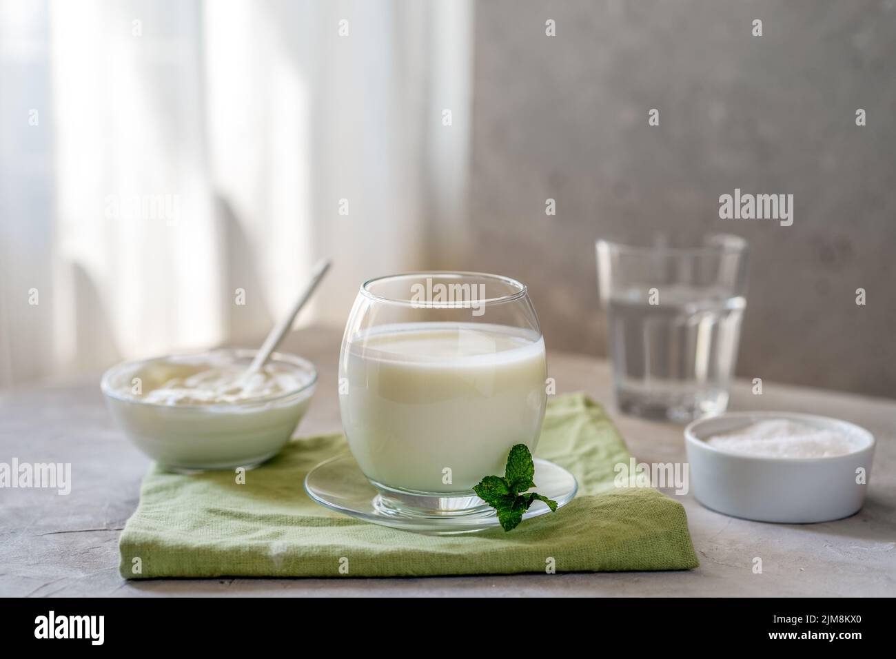 L'ayran est une boisson rafraîchissante populaire du Moyen-Orient préparée avec du yaourt, de l'eau et du sel Banque D'Images