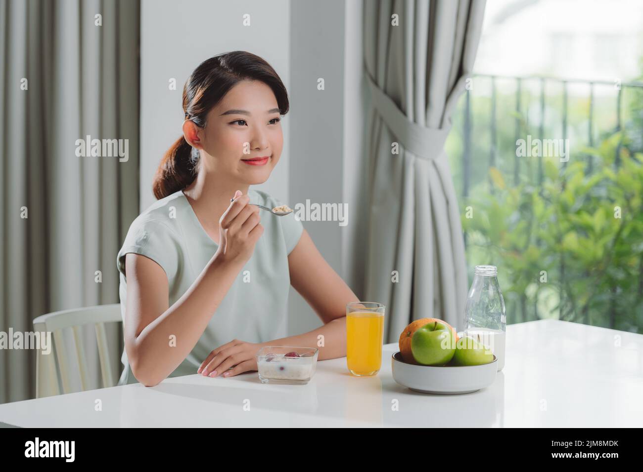 Jolie fille, Happy Meal manger un petit déjeuner sain le matin, Banque D'Images