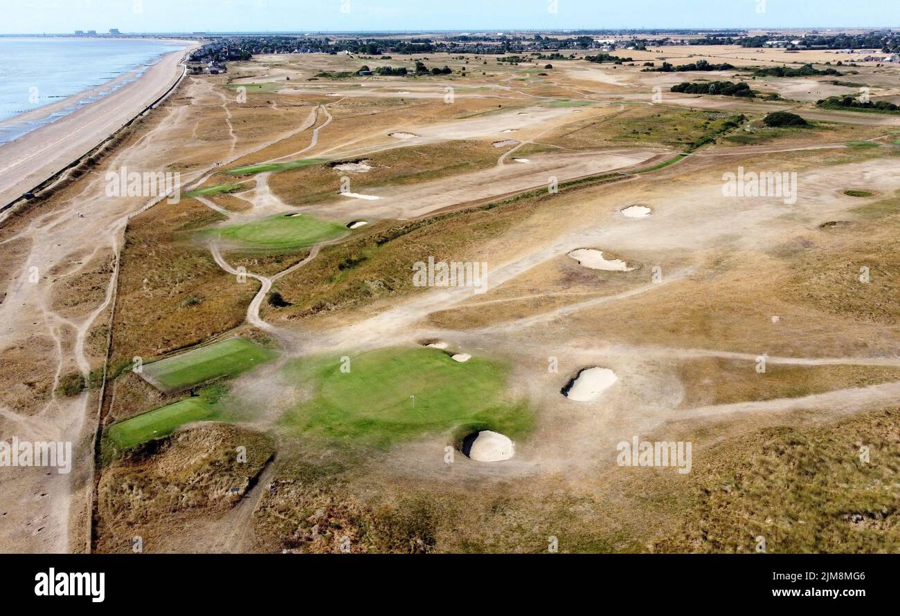 Une vue sur les greens et les fairways sur un parcours de golf près de New Romney dans le Kent alors que des parties en parsèchement de l'Angleterre sont confrontées à une interdiction d'hosépe dans des conditions très sèches et devant une autre vague de chaleur prévue. Des mois de faibles précipitations, combinées à des températures record en juillet, ont laissé les rivières à des niveaux exceptionnellement bas, des réservoirs épuisés et des sols asséchés. Date de la photo: Vendredi 5 août 2022. Banque D'Images