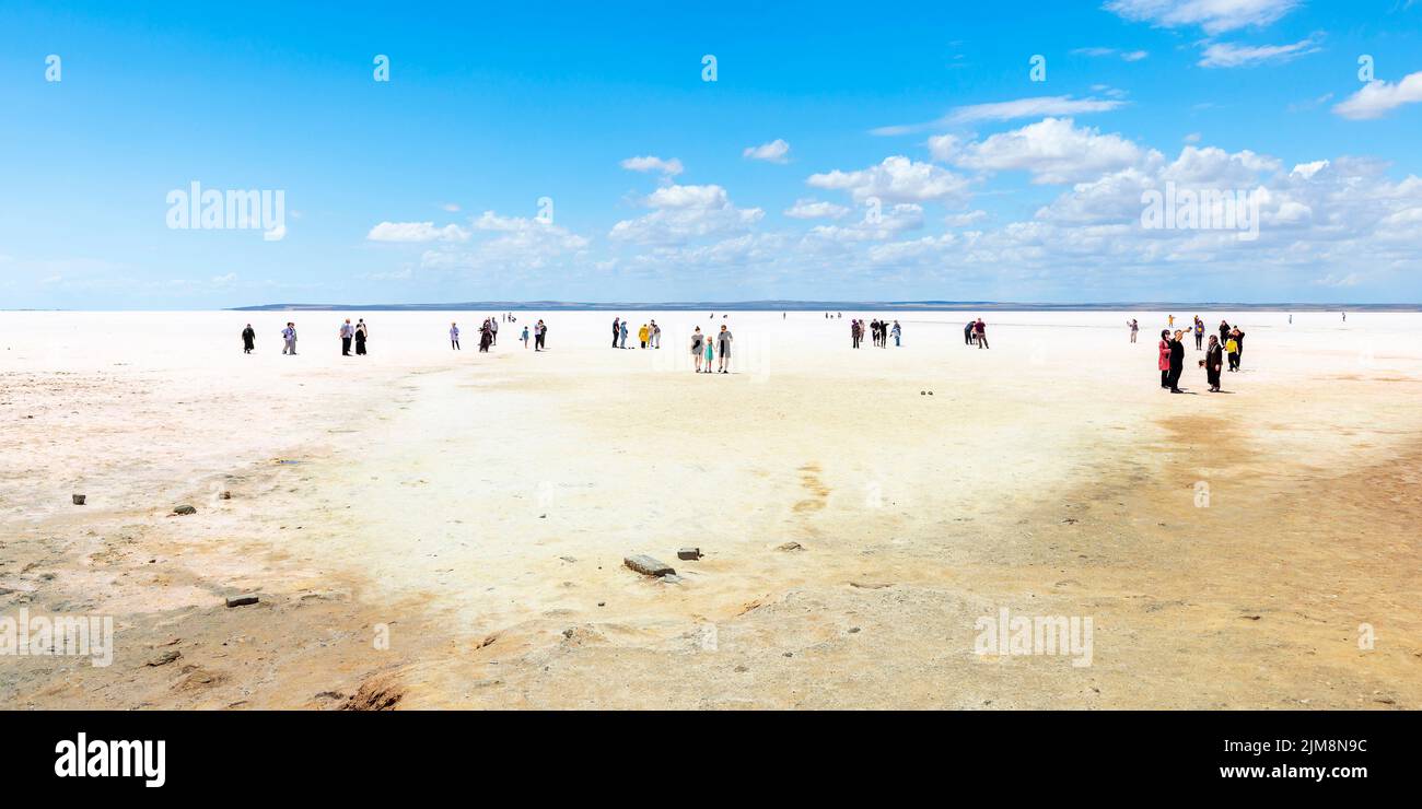 TUZ GOLU/TURQUIE - 30 juin 2022: Touristes au lac de tuz golu. Banque D'Images