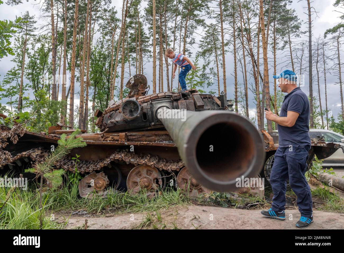 Bucha , Kiev. Le PIC montre que les habitants de la région enquêtent sur les huttes roussantes des chars russes et des véhicules blindés près de Bucha Banque D'Images