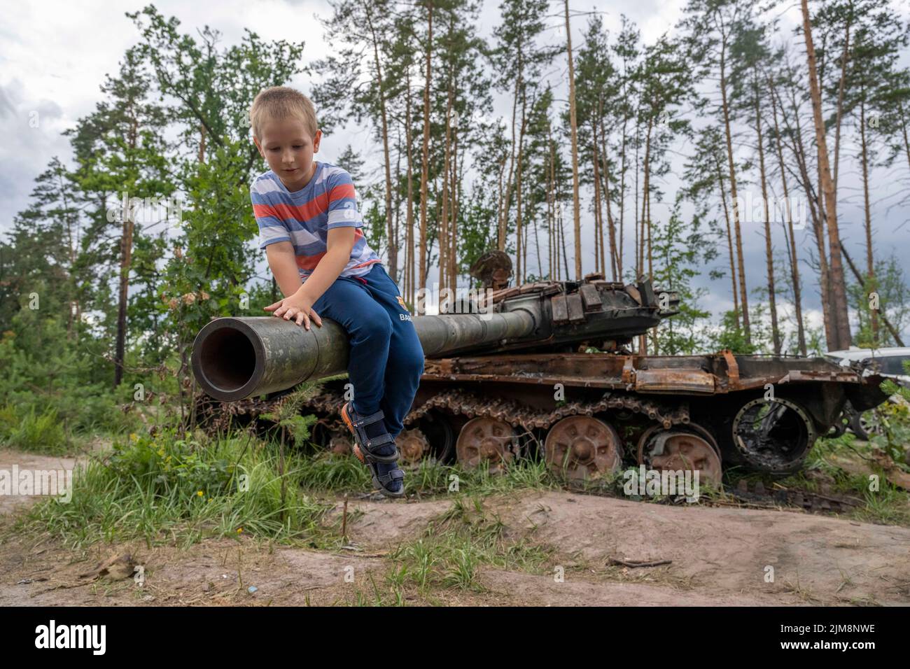 Bucha , Kiev. Le PIC montre que les habitants de la région enquêtent sur les huttes roussantes des chars russes et des véhicules blindés près de Bucha Banque D'Images