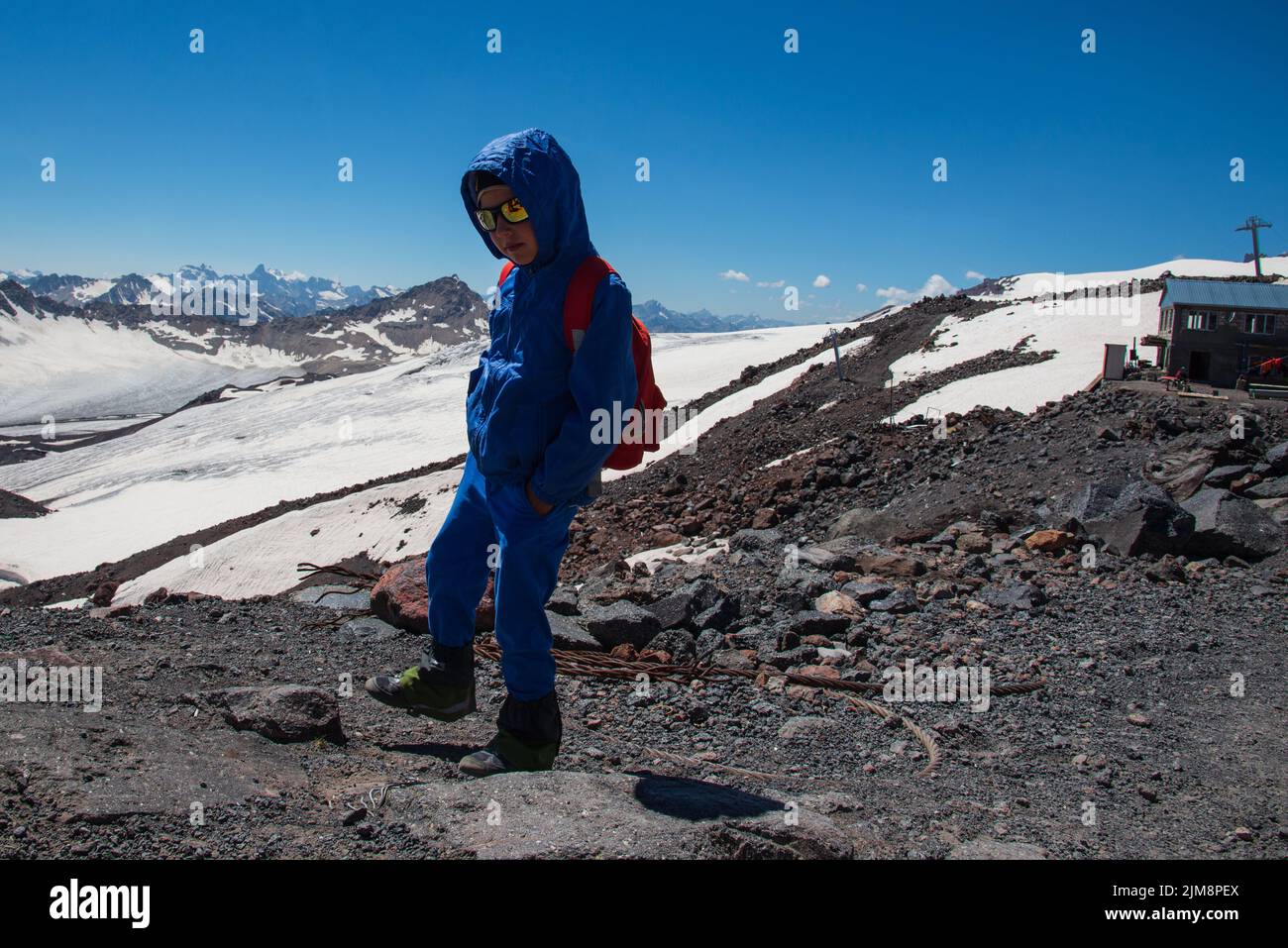 Petit garçon sur le fond des montagnes, vacances en famille, randonnée, détermination, courage, réalisation de soi. Journée internationale de alpinisme - 8 Banque D'Images