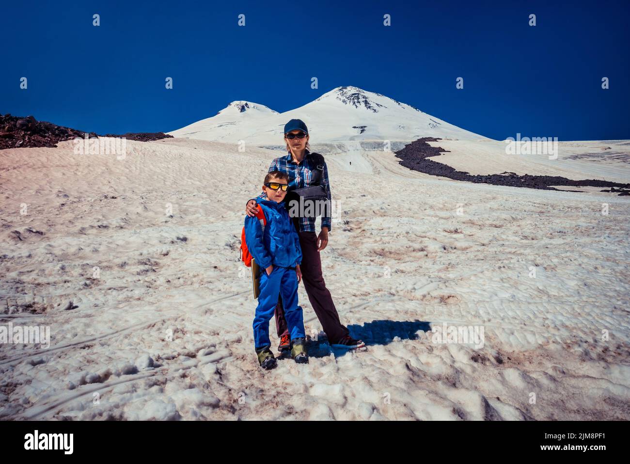 Maman et fils sur le fond des montagnes, vacances en famille, randonnée, détermination, courage, réalisation de soi. Journée internationale de alpinisme - Banque D'Images