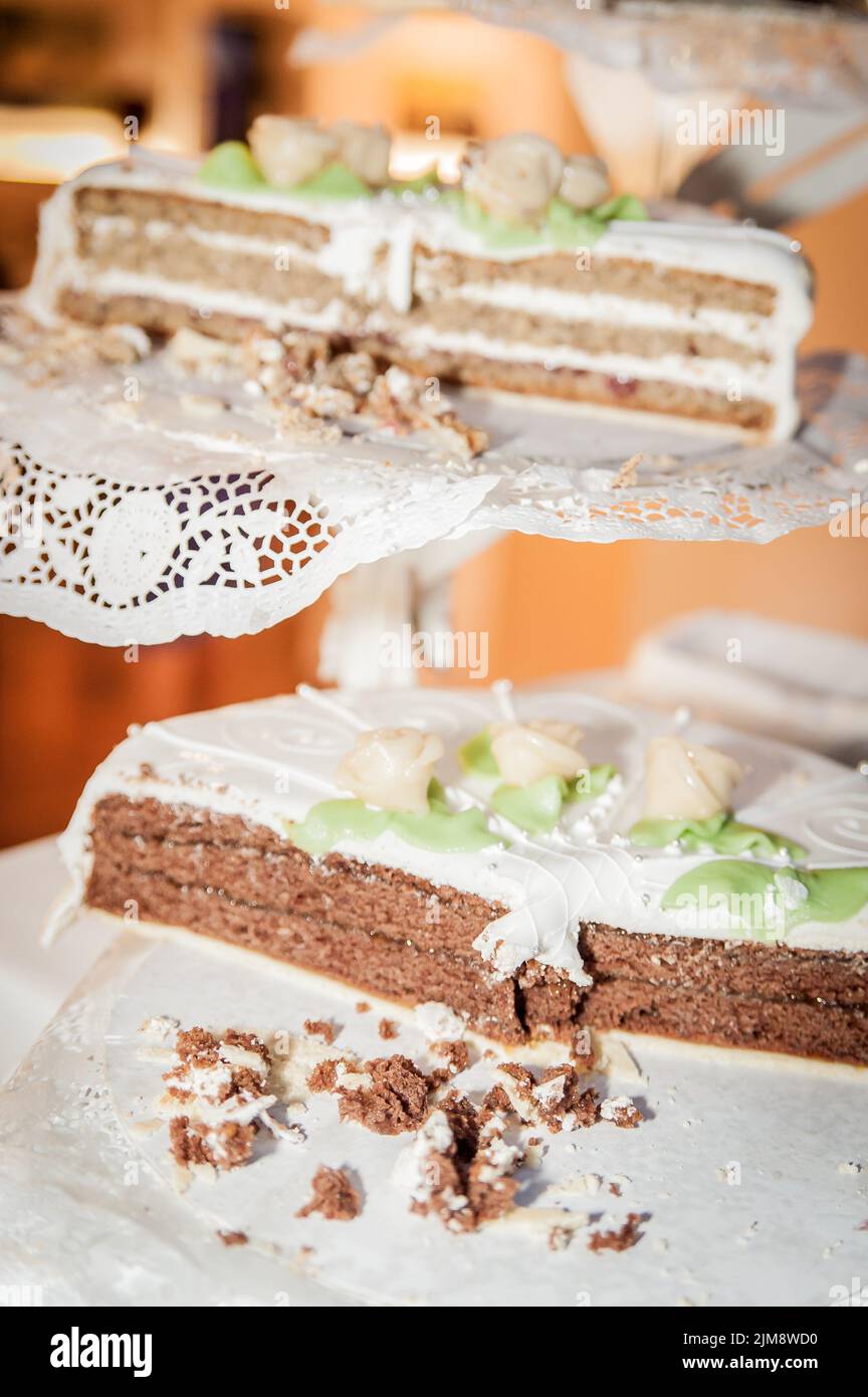 Gâteau de mariage partiellement mangé Banque D'Images