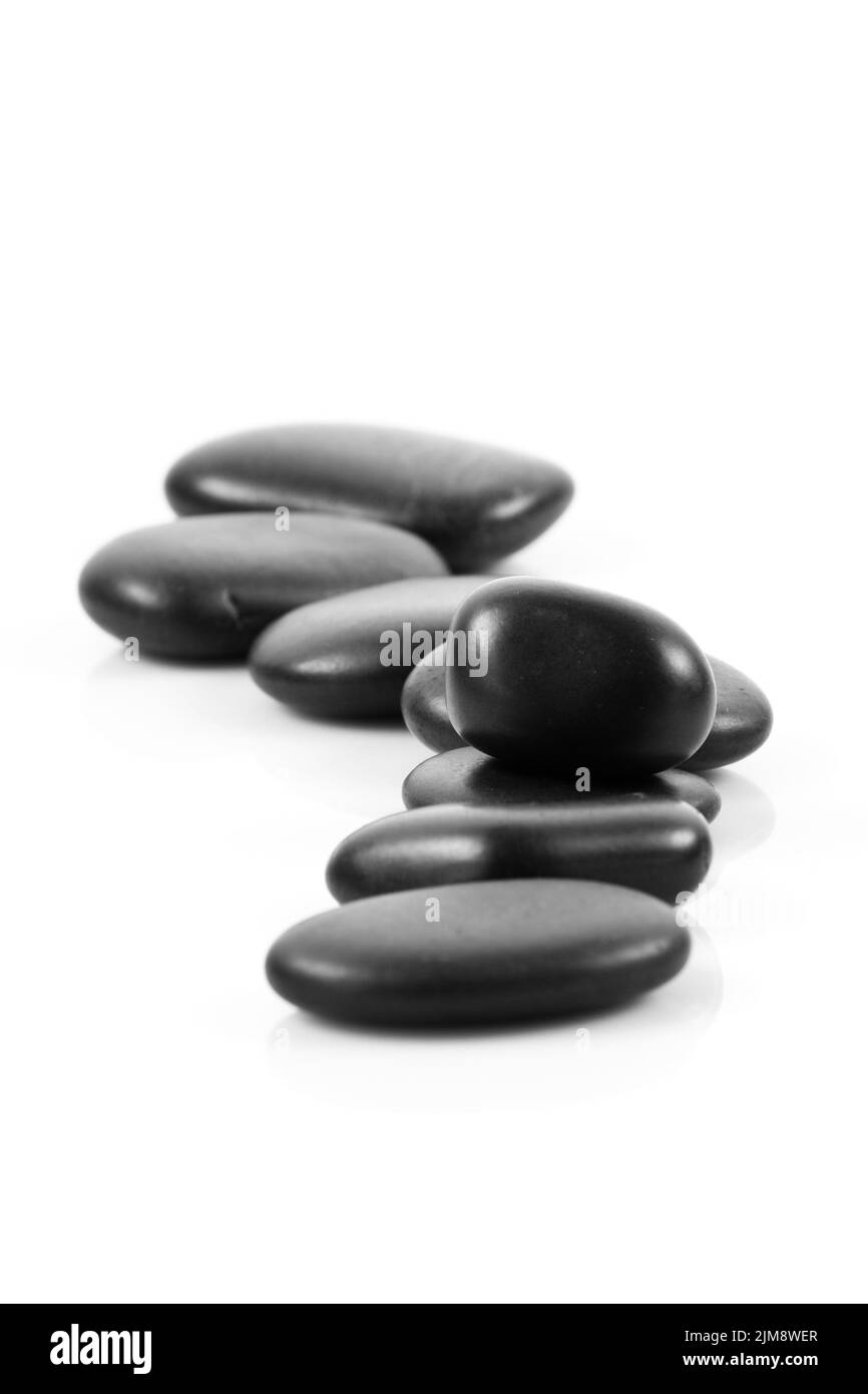 Des pierres empilées, massage noir isolé. Banque D'Images