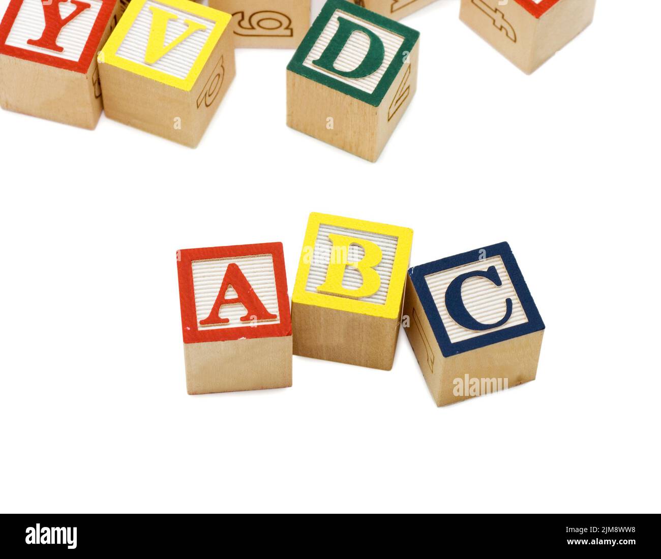 Cubes avec lettres isolées sur fond blanc Banque D'Images