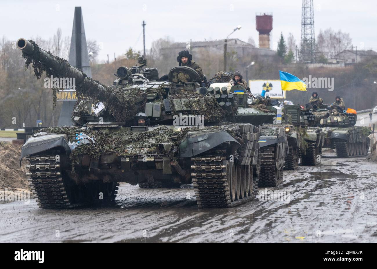 , Ukraine. Pic montre des chars et armures ukraniens en mouvement aujourd'hui acroos un pont de ponton soufflé par l'armée russe en retraite Banque D'Images