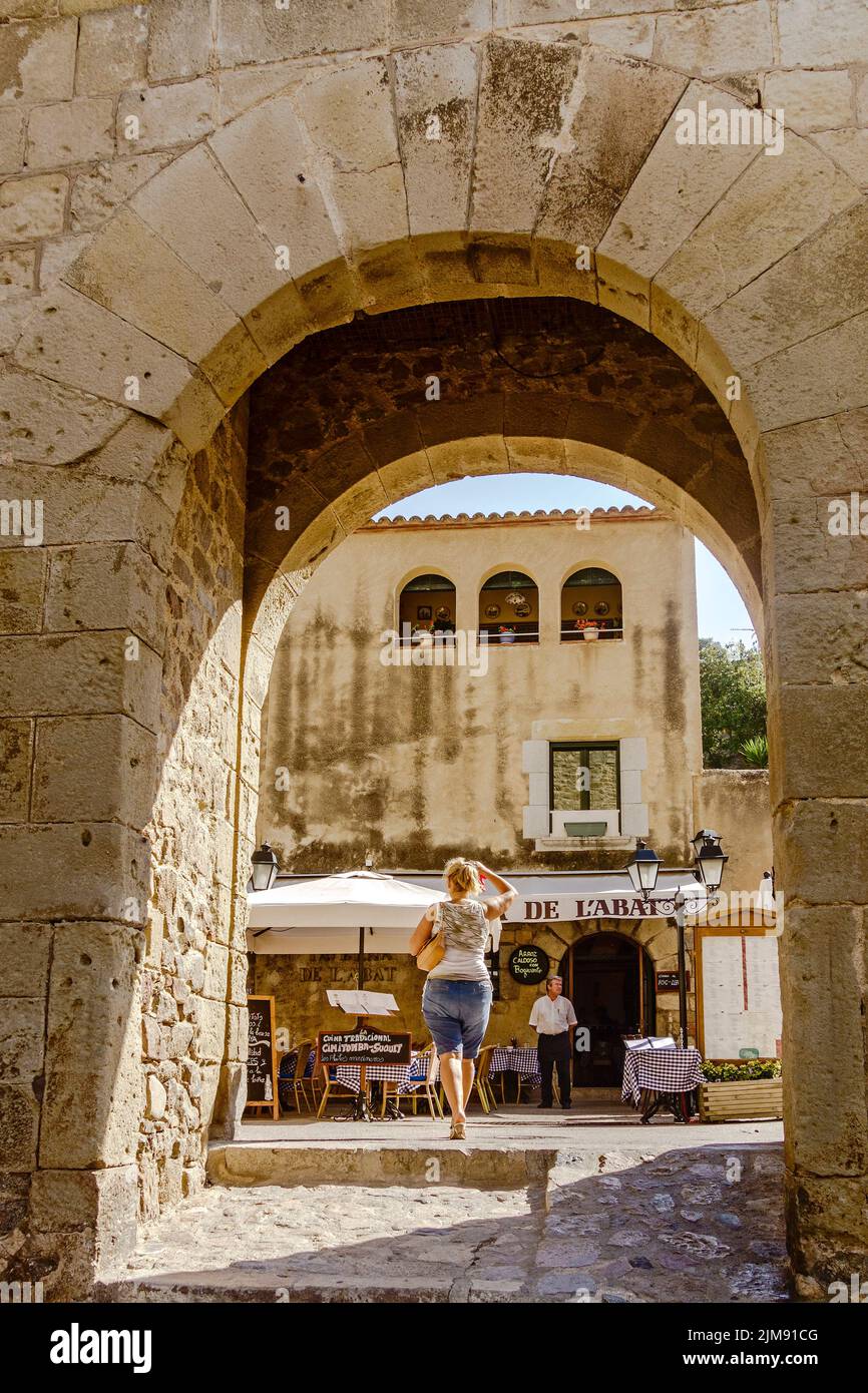 Fille au Restaurant Tossa de Mar Cataloni Banque D'Images