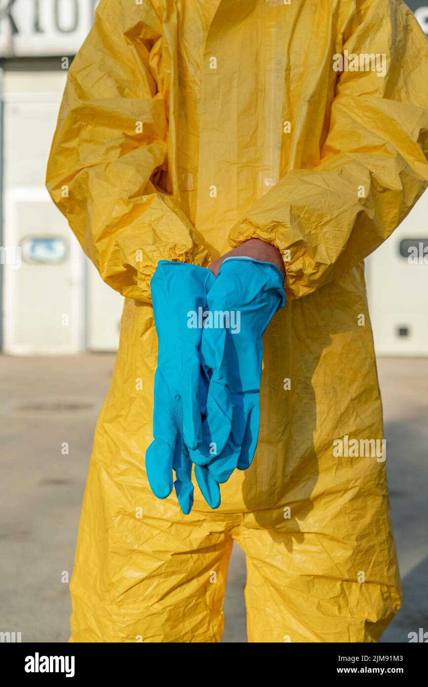 Mise au point sélective de gants de protection et de combinaisons jaunes. Banque D'Images