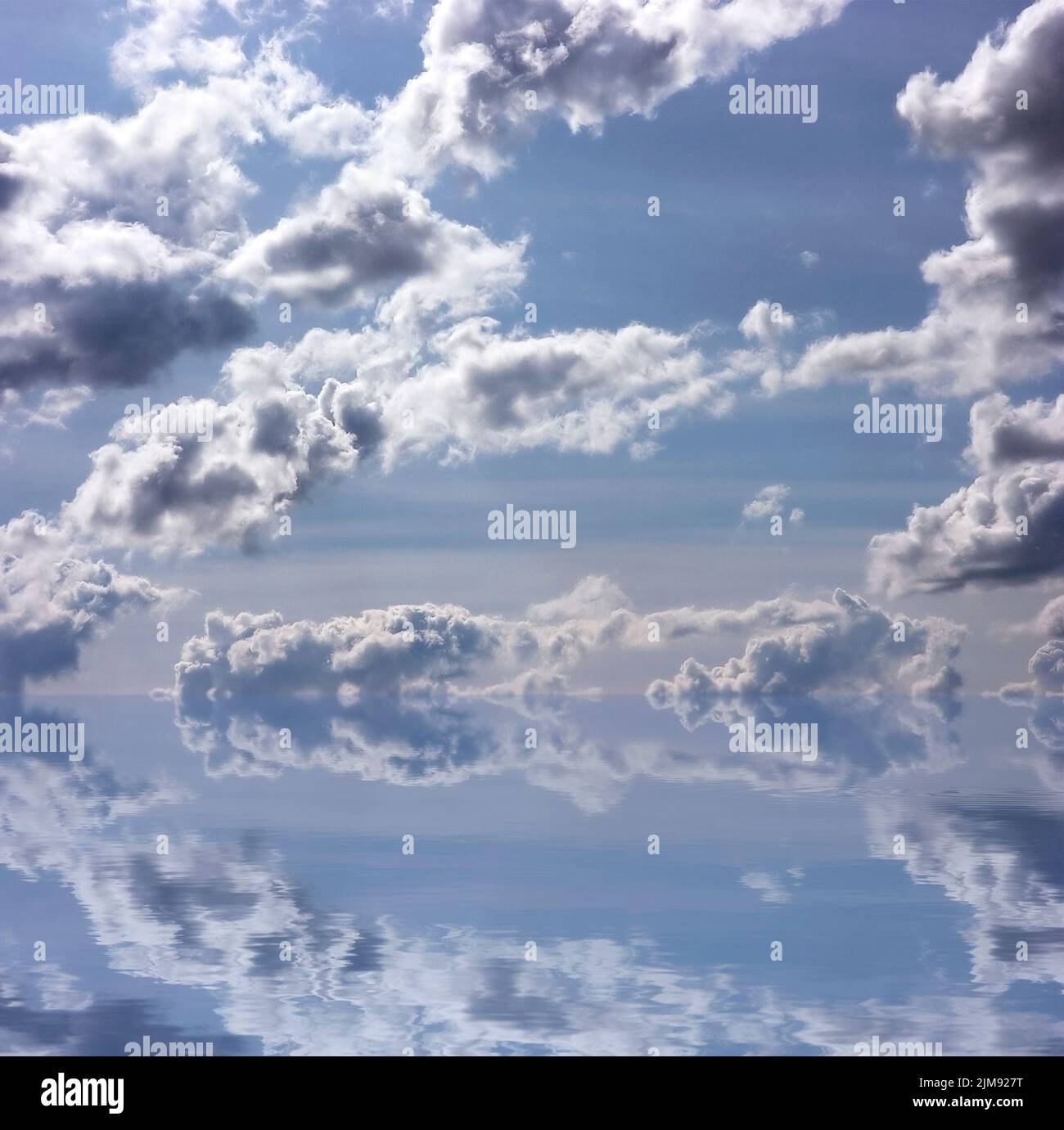 La réflexion du ciel dans l'eau Banque D'Images