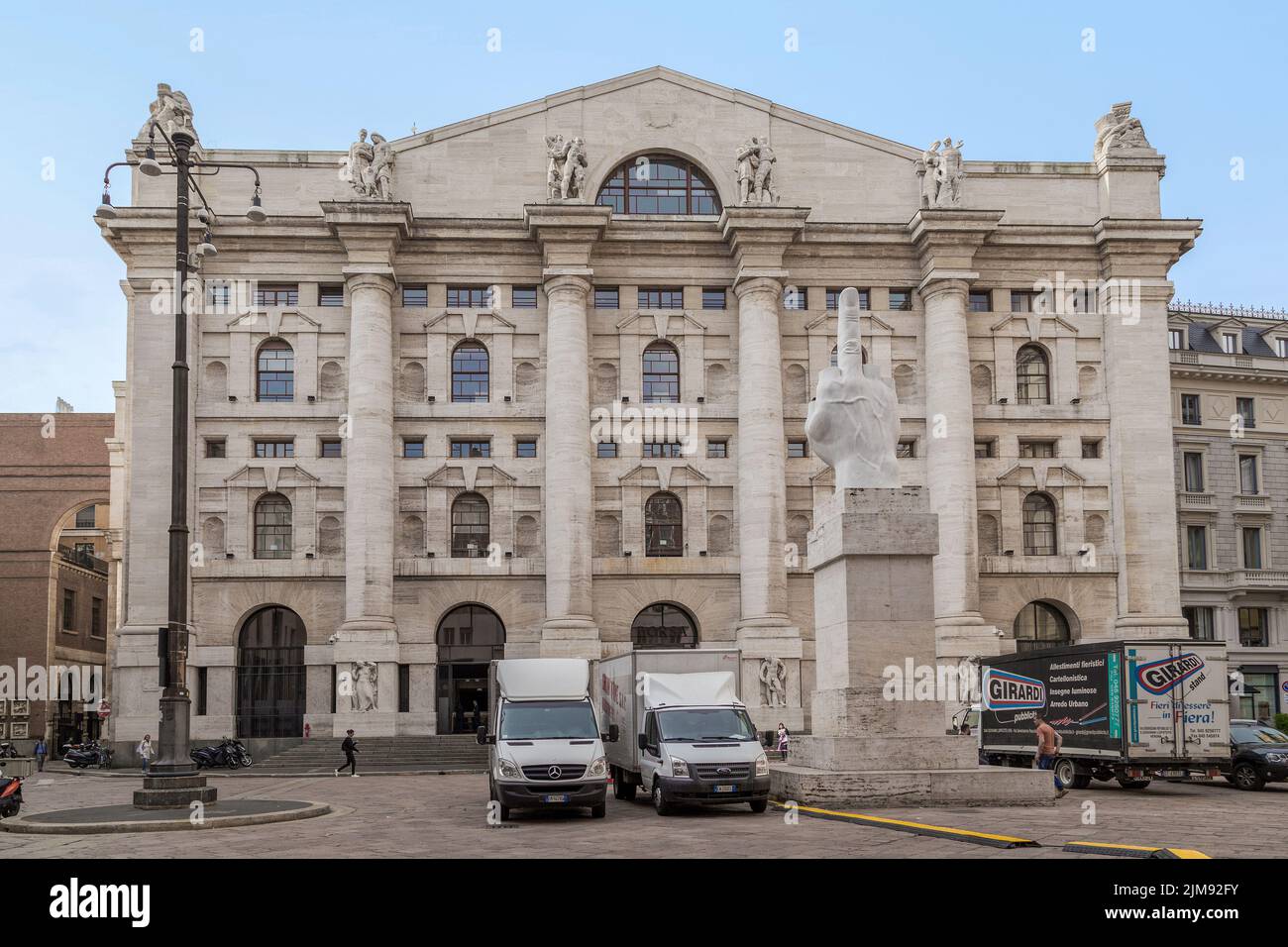 MILAN, ITALIE - 17 MAI 2018 : c'est le bâtiment de la Bourse italienne et le monument moderne du Middle Finger. Banque D'Images