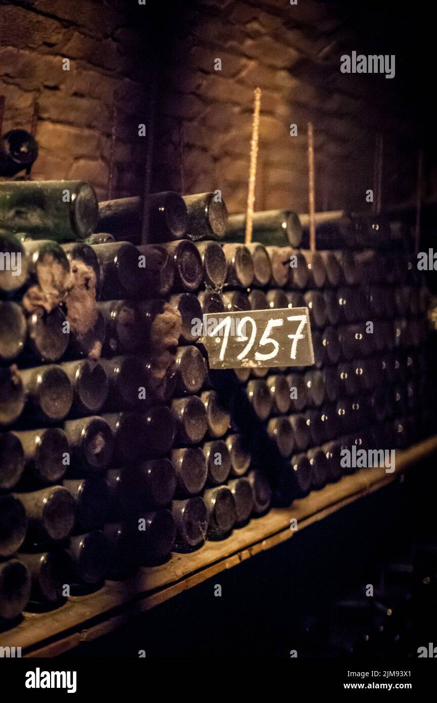 Bouteilles de vin anciennes et poussiéreuses Banque D'Images