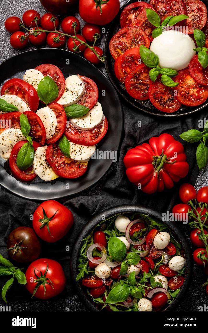 Salades au burrata italien traditionnel et mozzarella avec arugula et tomates Banque D'Images