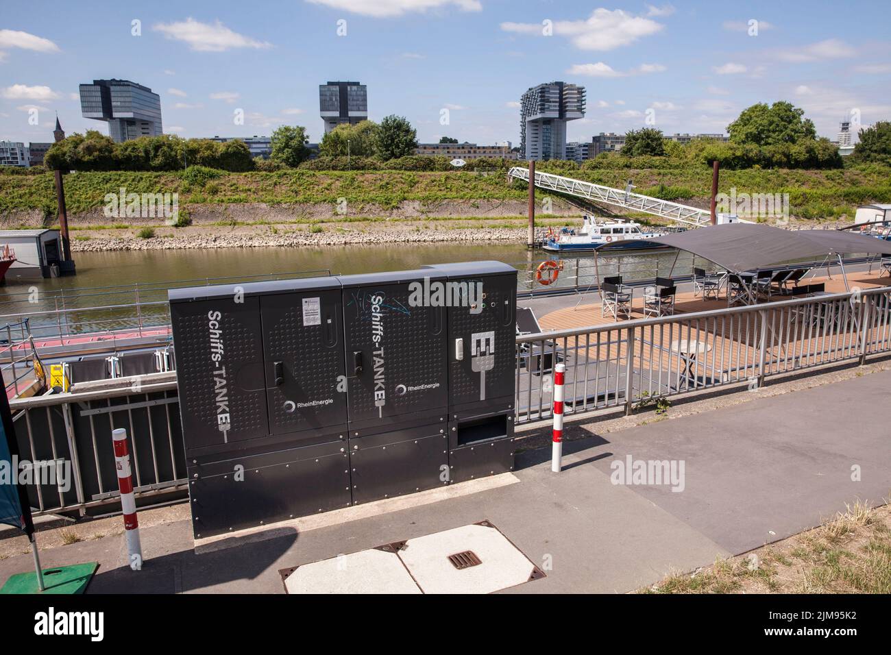 Station de repassage à froid pour navires dans le port de Deutz, Cologne, Allemagne. En arrière-plan les Maisons de grue dans le port de Rheinau. E-Tankstelle, Landstromversorg Banque D'Images