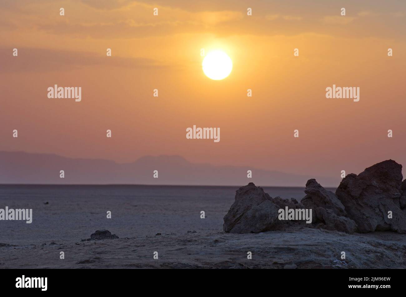 Lever du soleil à Chott El Jerid, désert lac de sel sec au Sahara Banque D'Images