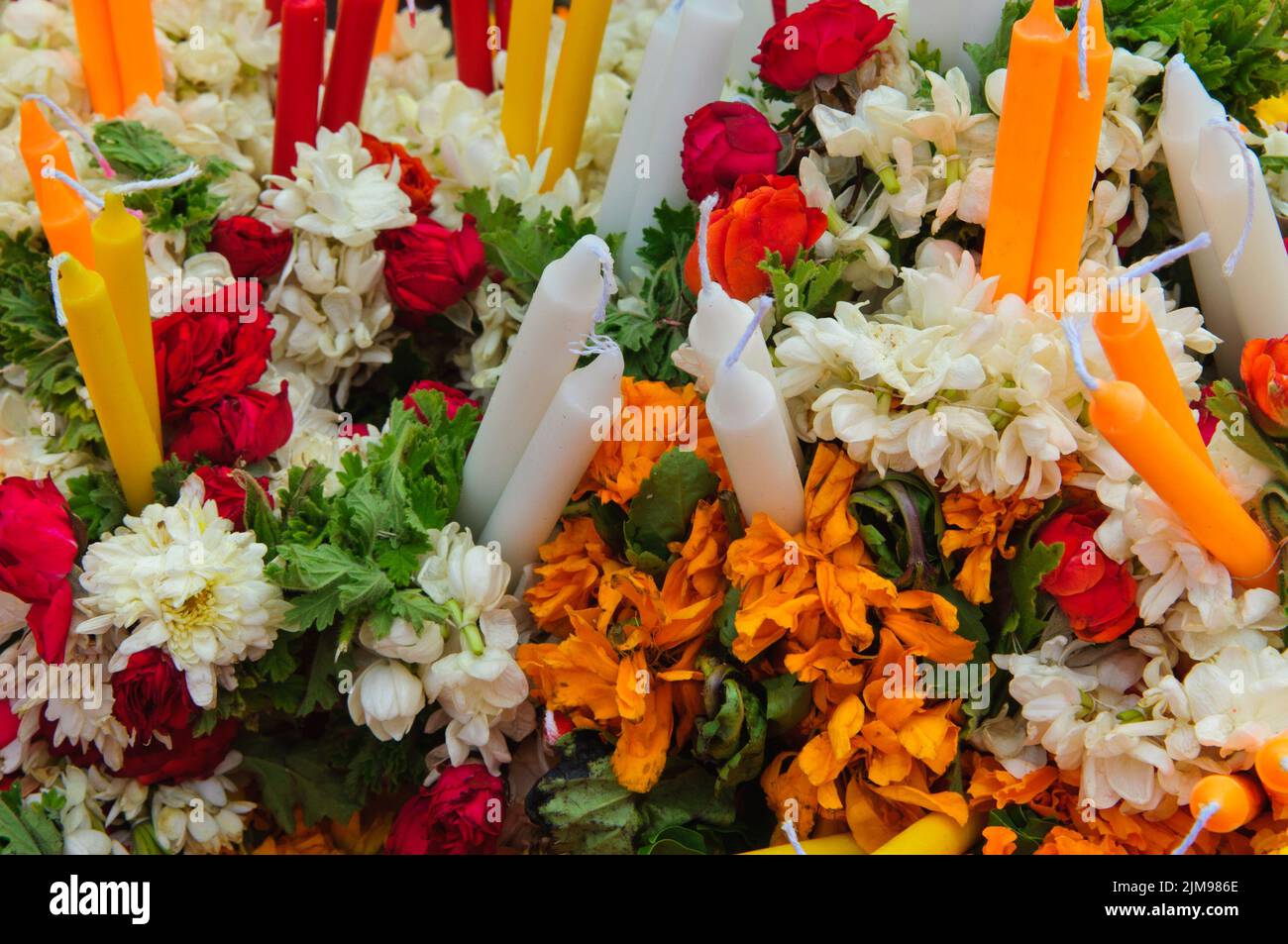Fleurs indiennes et bougies Banque D'Images