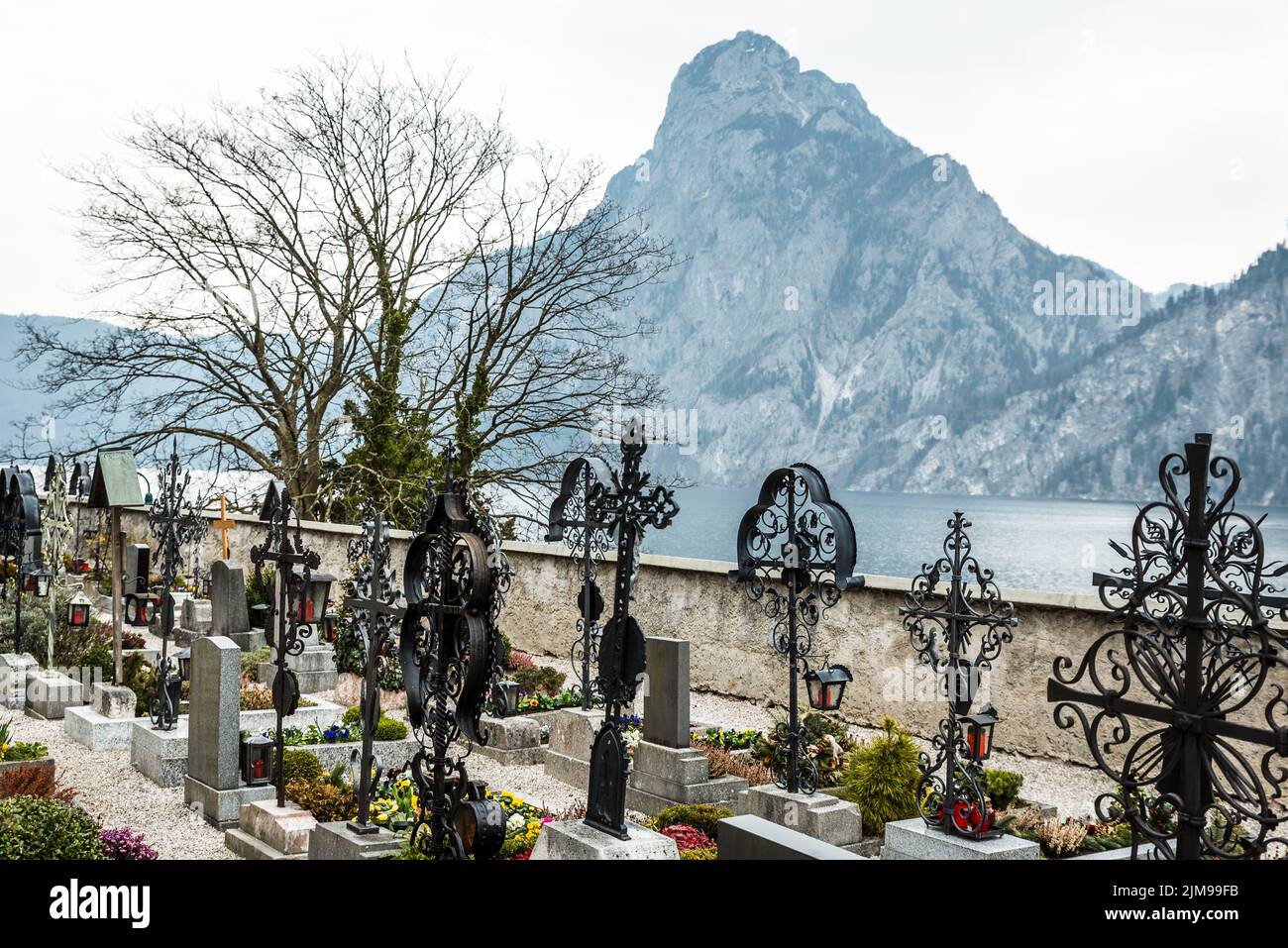 Mountain Traunstein avec cimetière Banque D'Images