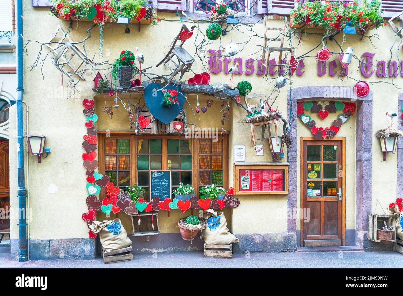 Façade décorée d'un restaurant en alsace Banque D'Images