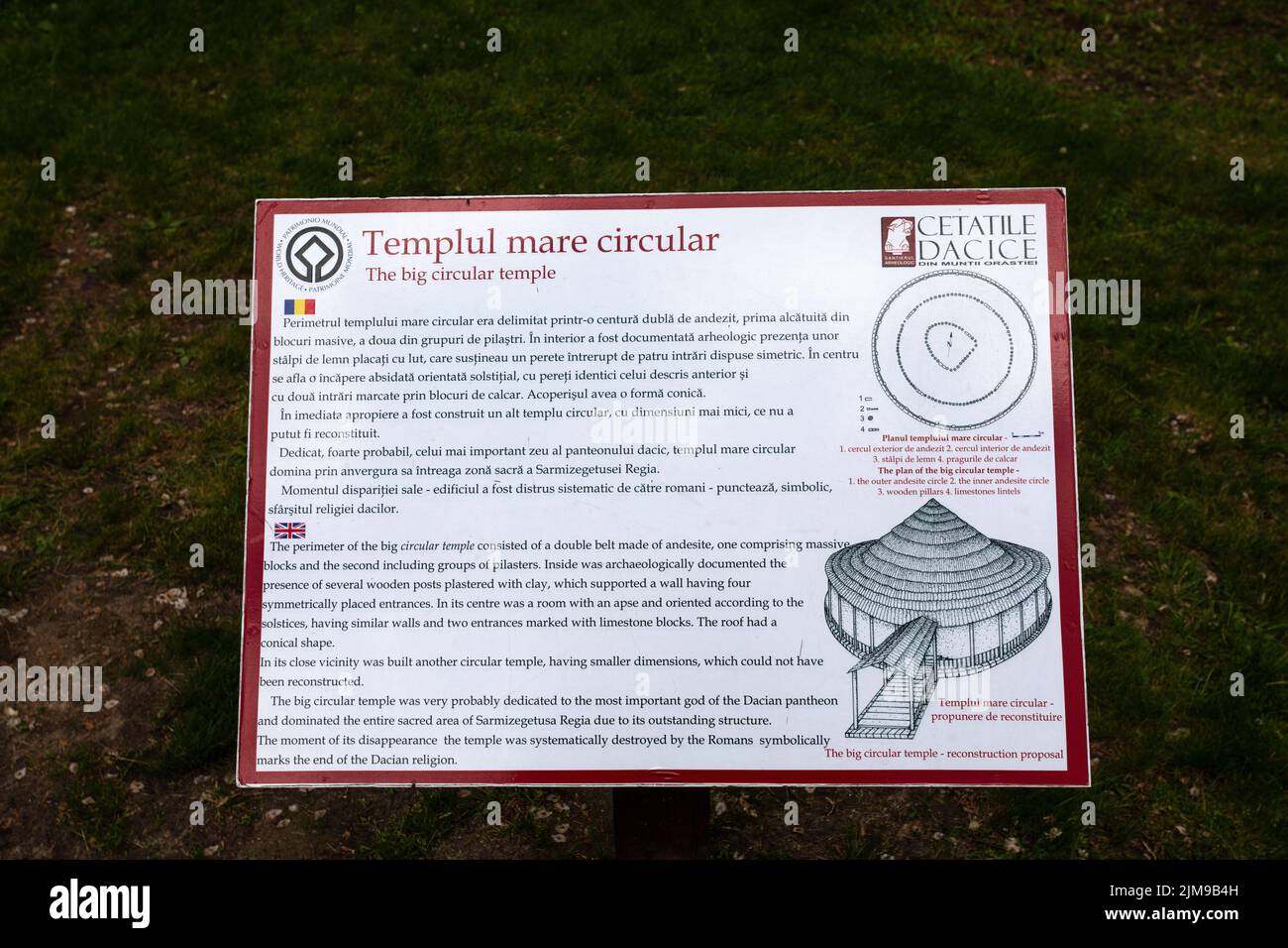 Panneau d'information pour le grand Temple circulaire - forteresses daciennes des montagnes de Orăștie - Sarmizegetusa Regia Banque D'Images
