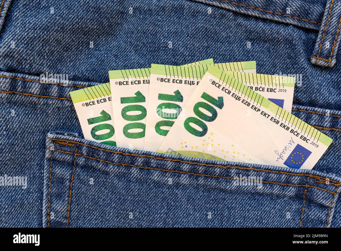 Billets d'euro dans la poche arrière du Jean. Banque D'Images