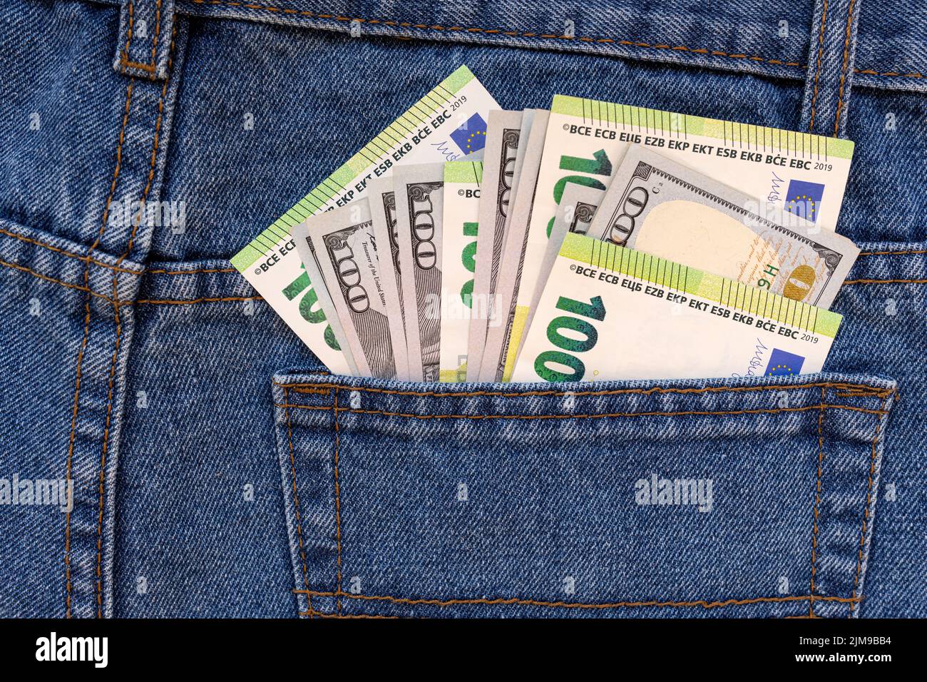 Un sac d'argent dans une poche à pantalon. Banque D'Images