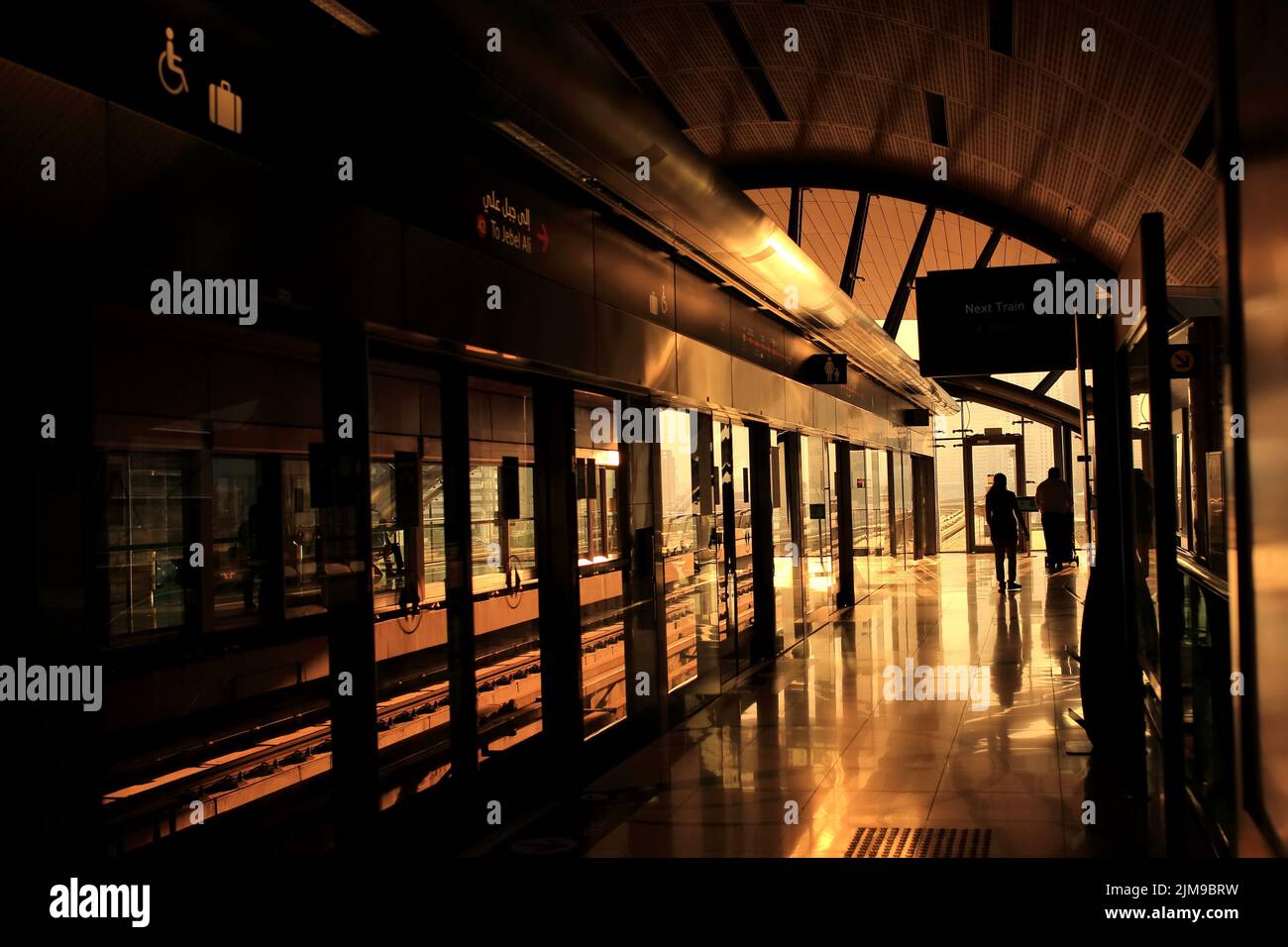 Station de métro à Dubaï, couleur du coucher de soleil Banque D'Images