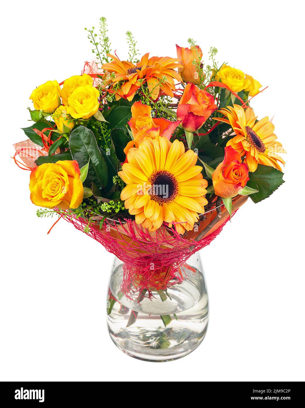 Bouquet de gerbera, roses et autres fleurs dans un vase en verre. Banque D'Images