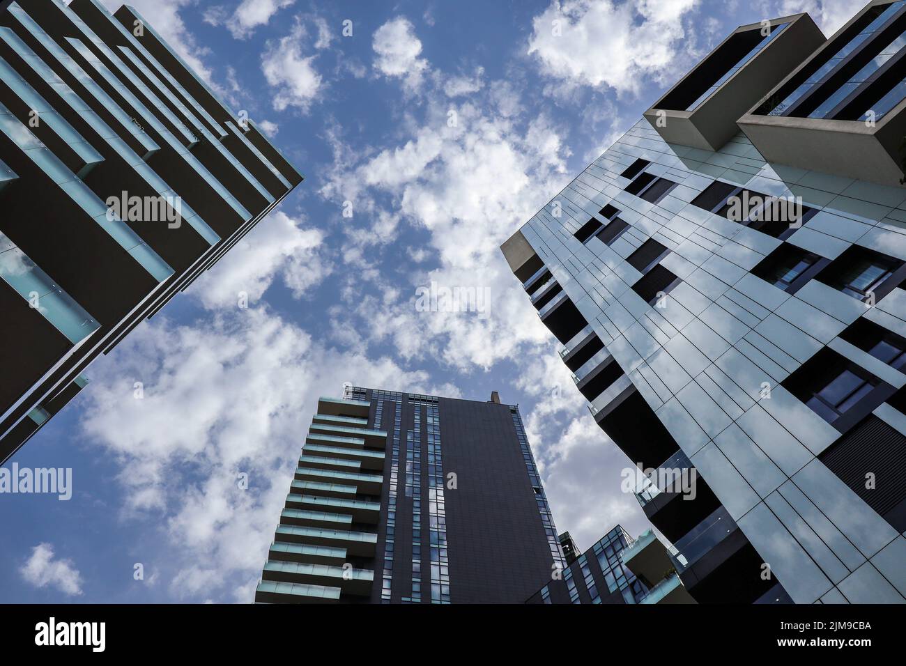 Milan, Italie - 26 juin 2022: En dessous de l'architecture de la tour Solaria Skyscraper dans le quartier de Porta Nuova à Milan. Vue en angle bas des bâtiments modernes. Banque D'Images