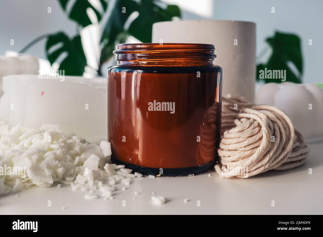 Bougies de cire de soja faites à la main, écologiques et végétaliennes, avec mèche en bois. Conteneur orange et opaque. Maquette, espace pour le texte Banque D'Images