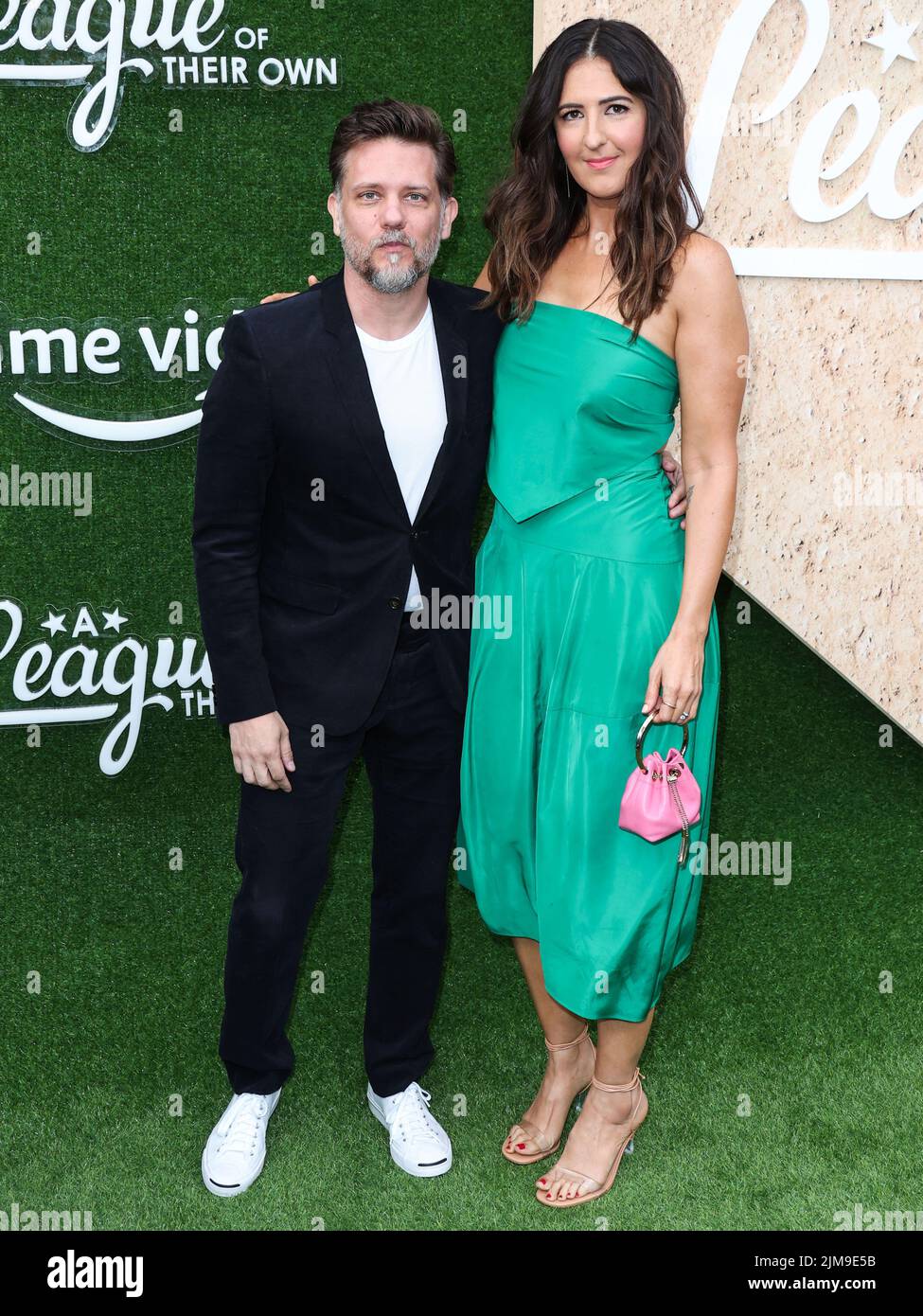 LOS ANGELES, CALIFORNIE, ÉTATS-UNIS - AOÛT 04 : L'acteur américain Jason Carden et son épouse/actrice américaine d'Arcy Carden arrivent à la première de Los Angeles de la saison 1 « A League of Own » d'Amazon Prime Video qui s'est tenue au stade Easton de l'Université de Californie à Los Angeles (UCLA) sur 4 août 2022 à Los Angeles, Californie, États-Unis. (Photo de Xavier Collin/image Press Agency) Banque D'Images
