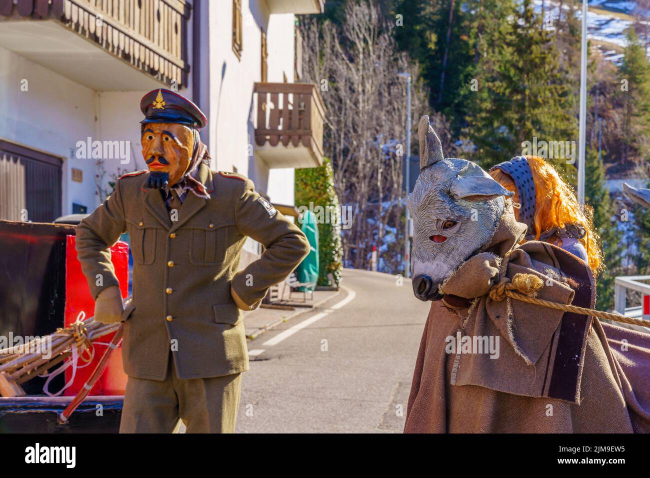 Valfloriana, Italie - 26 février 2022 : participant au Carnaval réadoptant des événements locaux, dans le carnaval de Valfloriana, Trentin, Italie du Nord Banque D'Images