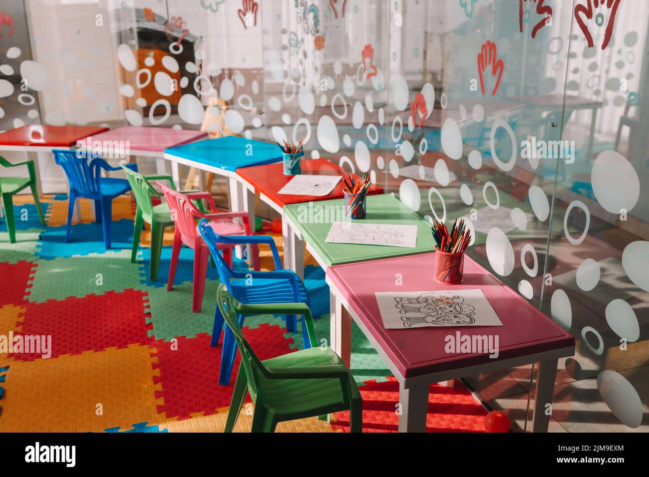 Chaises, table et jouets. Intérieur de la maternelle. Salle de jeux pour enfants. Banque D'Images